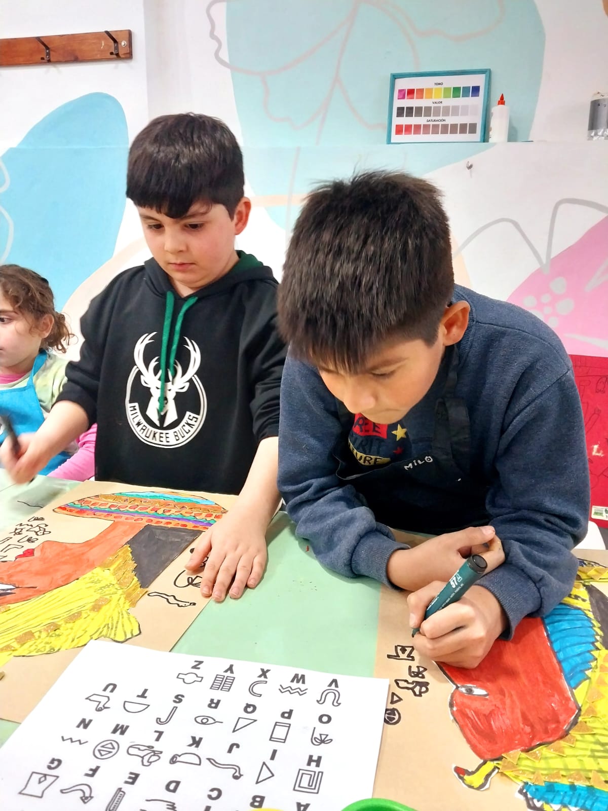 Chicos trabajando en el Taller de Arte