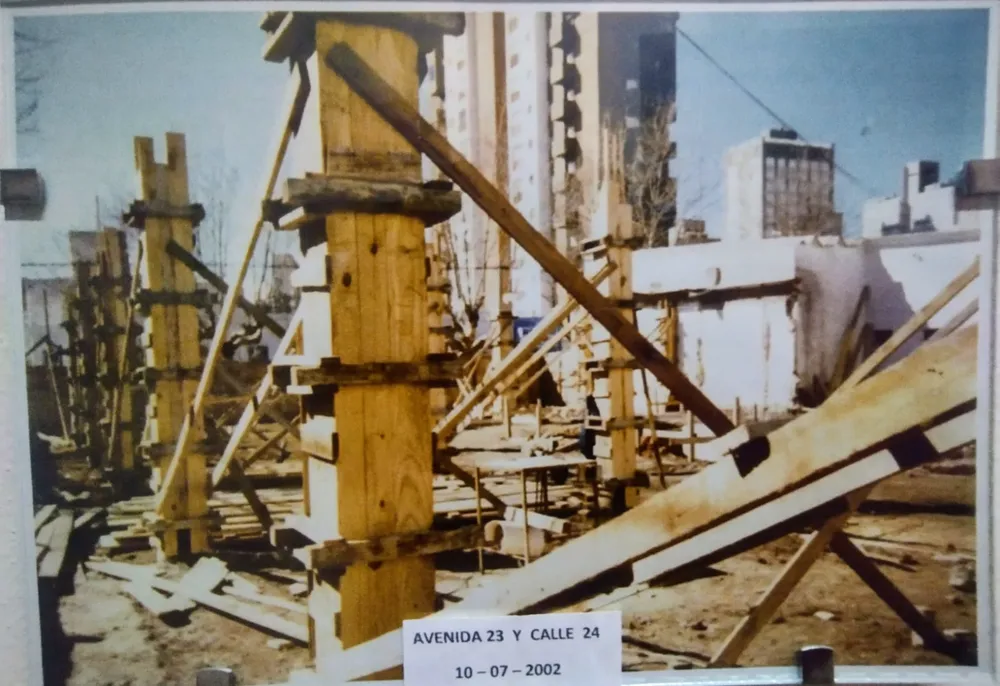 Primeras estructuras de la nueva sede en julio de 2002