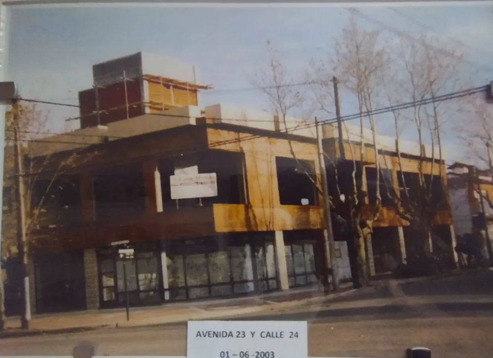 Edificio del Círculo Italiano en construcción en 2003
